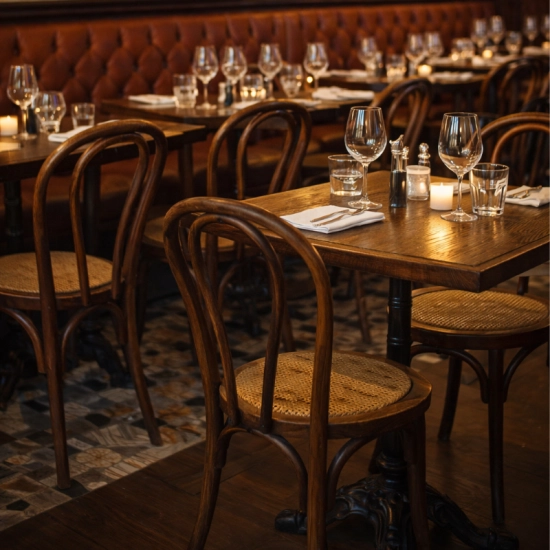 Chaise EMILE “VINTAGE” – Bois effet vieilli & assise rotin