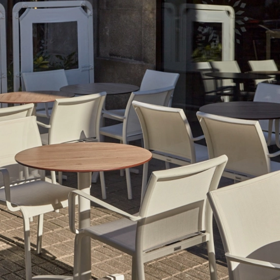 Table pliante KOS Ø70 cm – Structure blanche / Plateau décor chêne - Ezpeleta